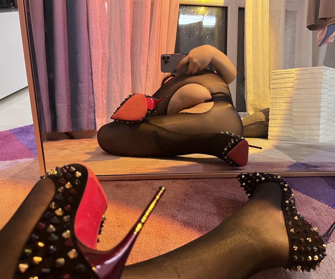 【微密圈】miko多肉大白兔-油亮开档女仆 [22P3V-132MB]