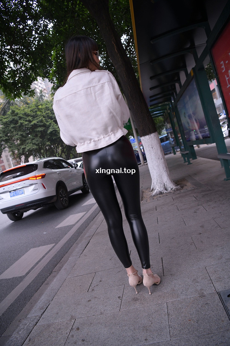 [街拍]559.[魂魂摄影作品]皮裤-一个抽电子烟的女人[图片/视频/31.31G]