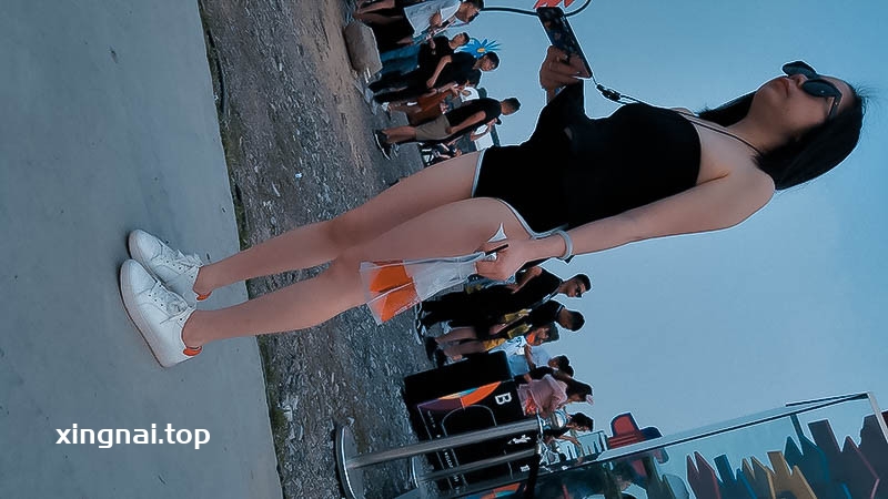 [街拍]墨镜黑色紧身热裤翘臀靓妹