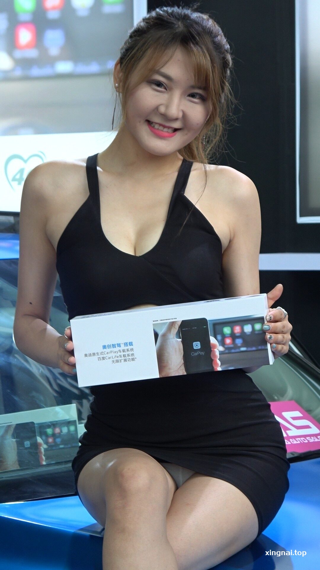 [展会]改装车展镂空包臀裙美女车模[3V/984MB]