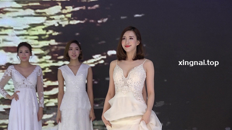 [展会]丰田展台晚礼服美女车模走秀2则