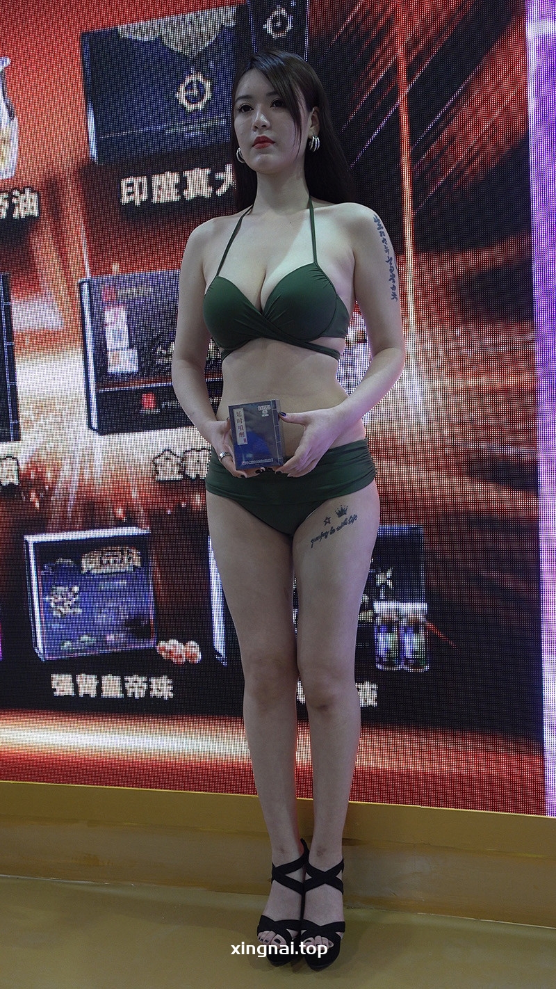 [展会]成人用品展会绿色比基尼模特