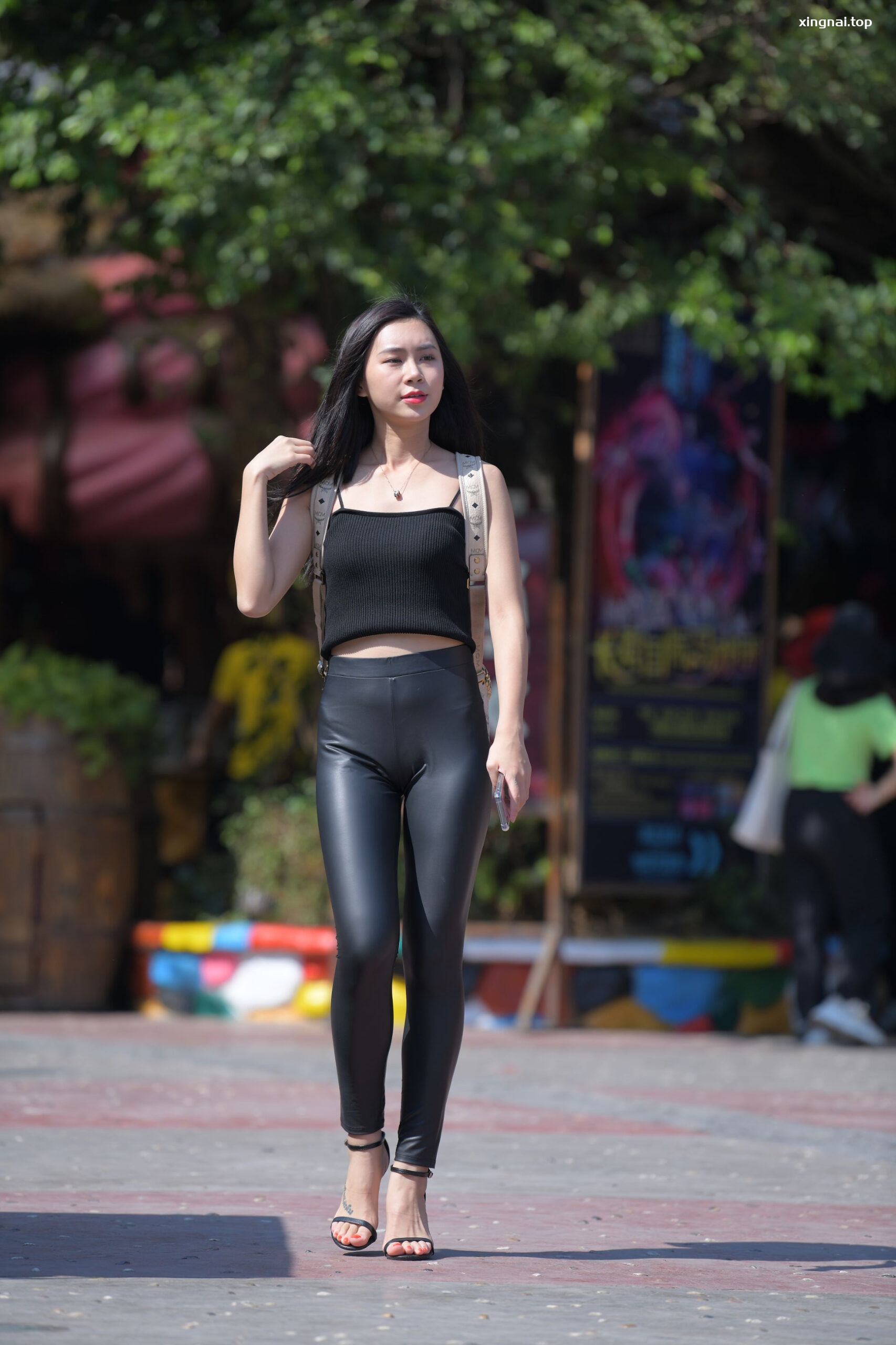 [街拍]215.喝奶茶的美眉[无水印精品][视频/图片/13.74GB]