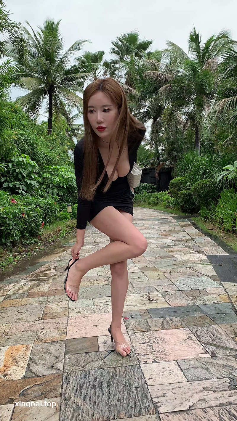 [街拍]街拍黑色低胸包臀裙美女