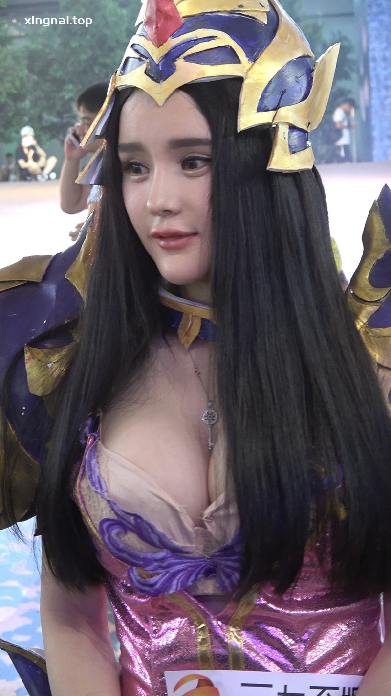 [展会]游戏展盔甲也难隐藏深深事业线美女