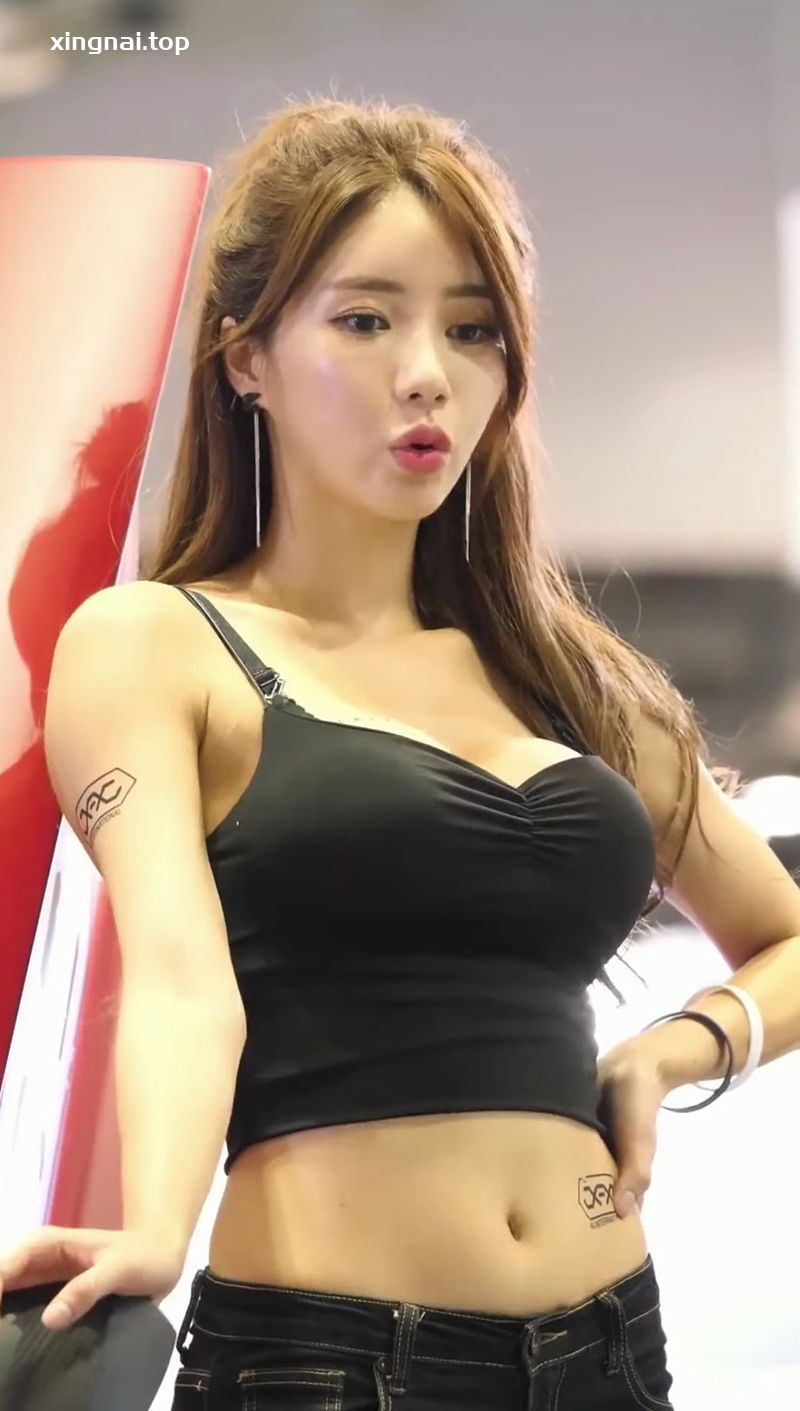 [展会]2021年国际车展美女模特弯腰都要走光了