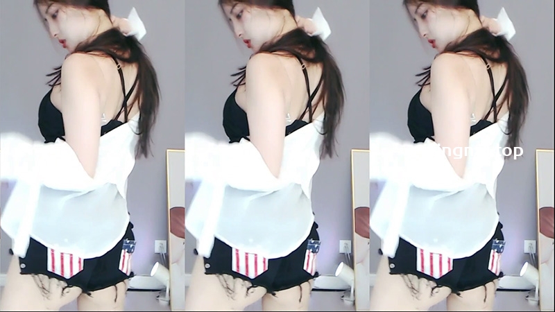 [主播]虎牙苏樱牛仔短裤黑色低胸性感热舞