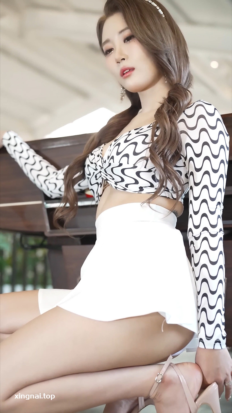 [饭拍]UMC车展Girl Crush Bomi白色短裙黑色包臀裙2则