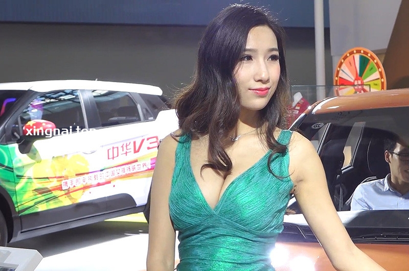 [展会]近距离拍摄绿色连衣裙低胸美女车模