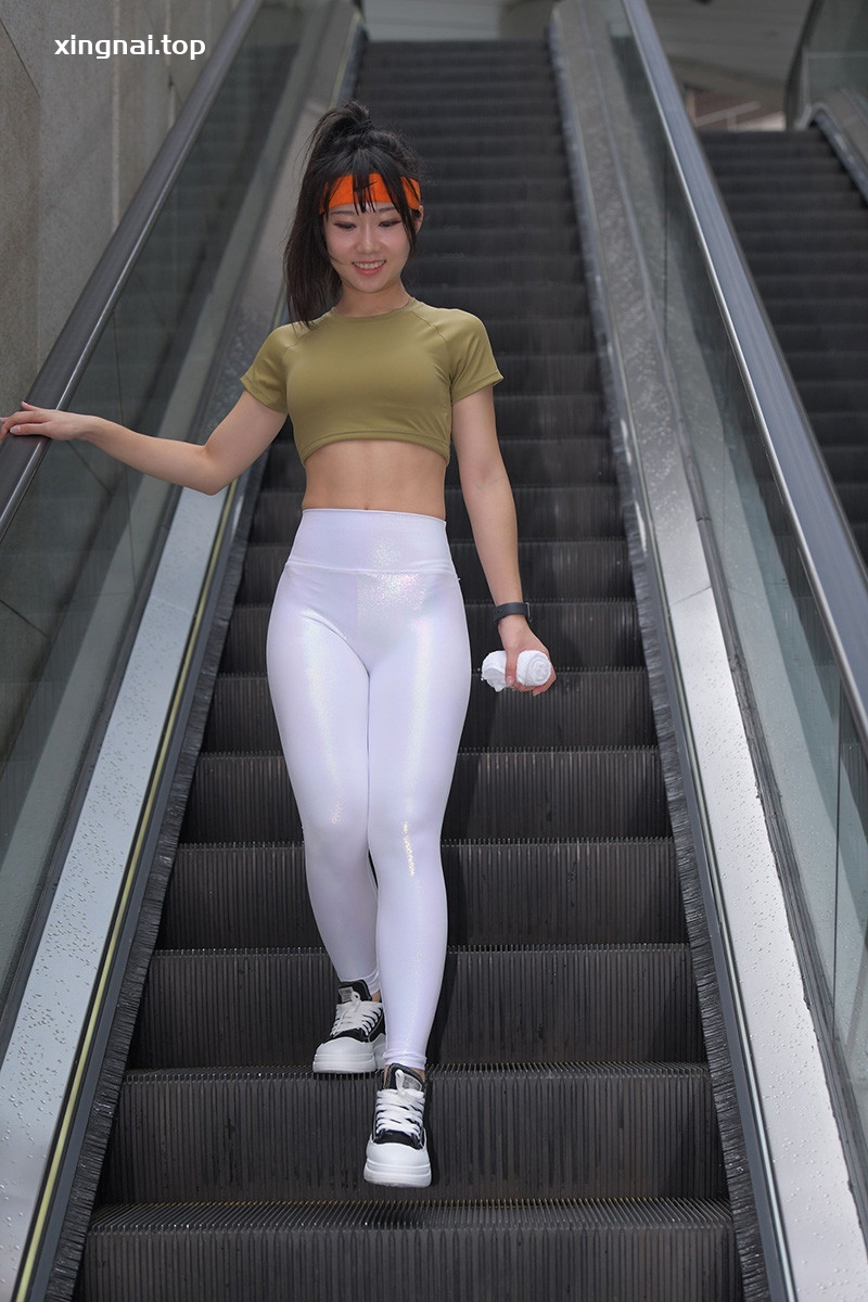 [街拍]444.白色亮光紧身裤小姐姐[图片/视频/19.62GB]